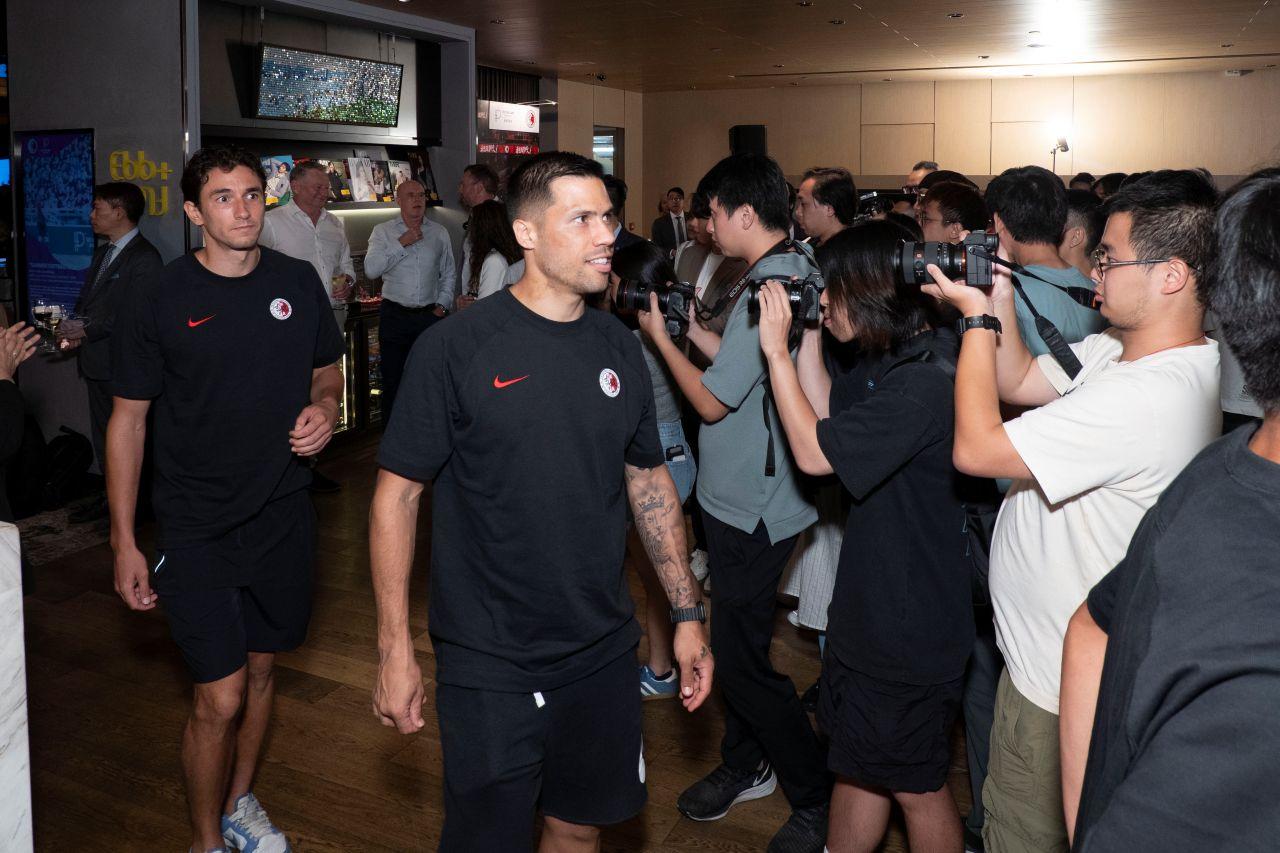 港隊一眾球員訓練後趕赴酒店出席展覽開幕禮。現場逾120人齊集支持,足總主席霍啟山、主教練韋斯活、葉鴻輝、陳肇鈞等悉數到場。