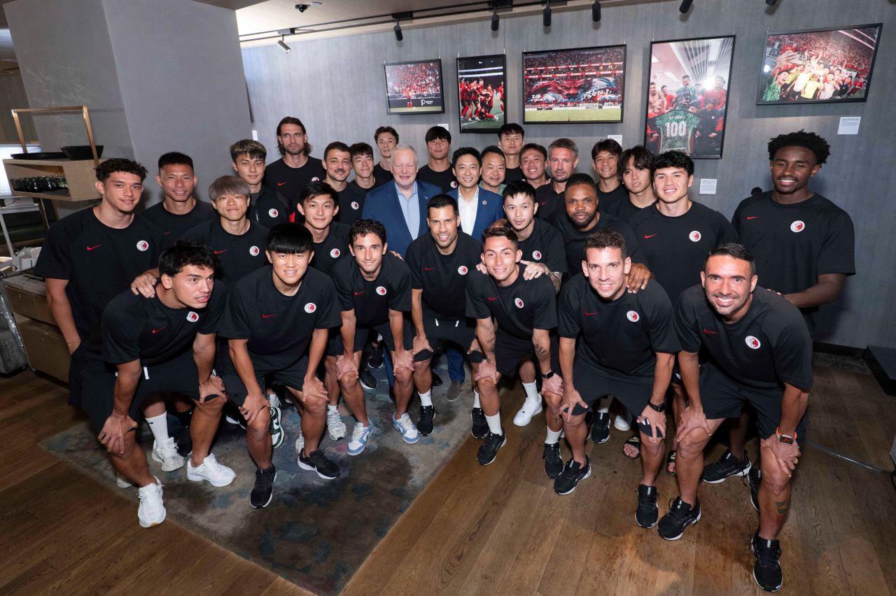 港隊一眾球員訓練後趕赴酒店出席展覽開幕禮。現場逾120人齊集支持,足總主席霍啟山、主教練韋斯活、葉鴻輝、陳肇鈞等悉數到場。