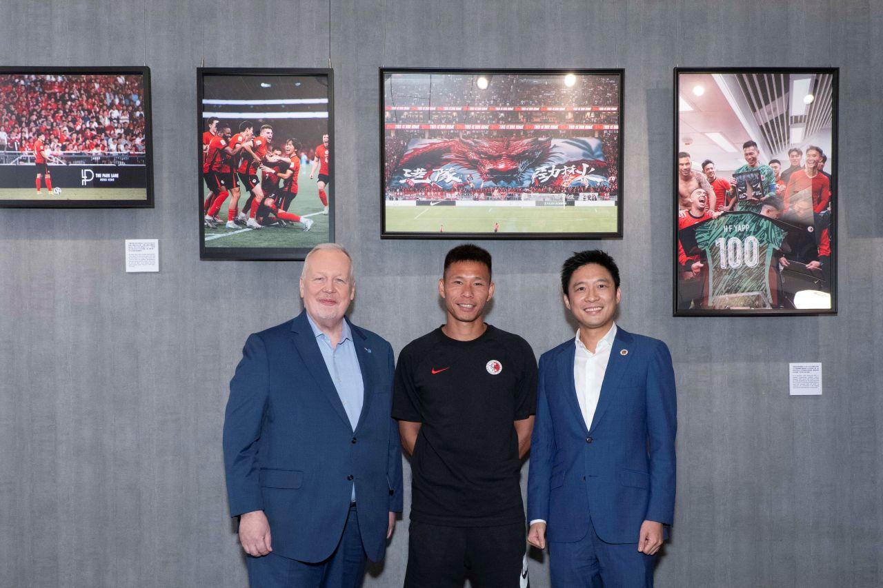 港隊一眾球員訓練後趕赴酒店出席展覽開幕禮。現場逾120人齊集支持,足總主席霍啟山、主教練韋斯活、葉鴻輝、陳肇鈞等悉數到場。