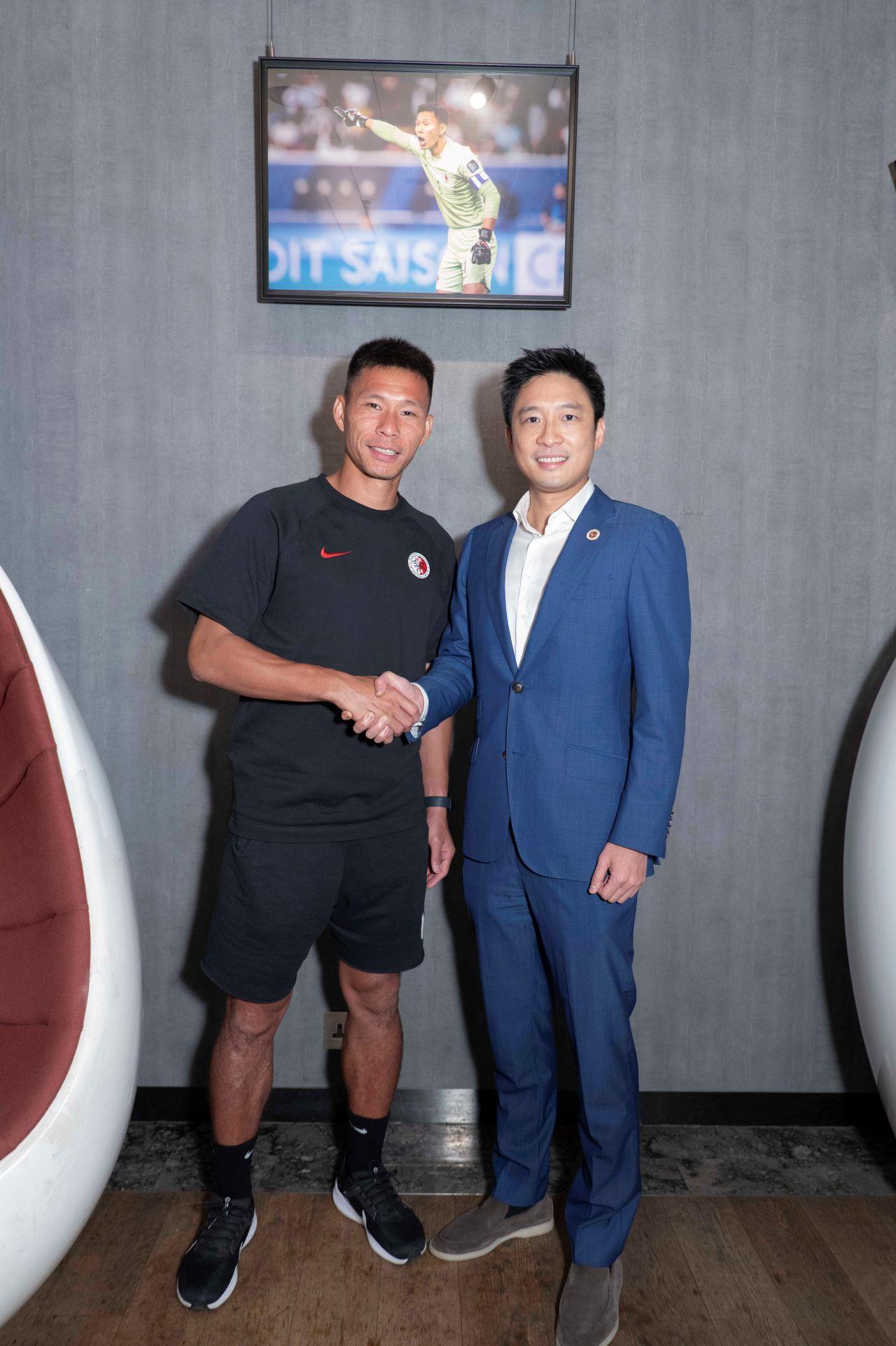 霍啟山表示,有市民支持才有港隊,今次舉辦展覽冀讓球迷在球場外有體驗,「這只是開始,最緊要球隊成績好。上場啟德氣氛好,下一步在球場外做多點」。