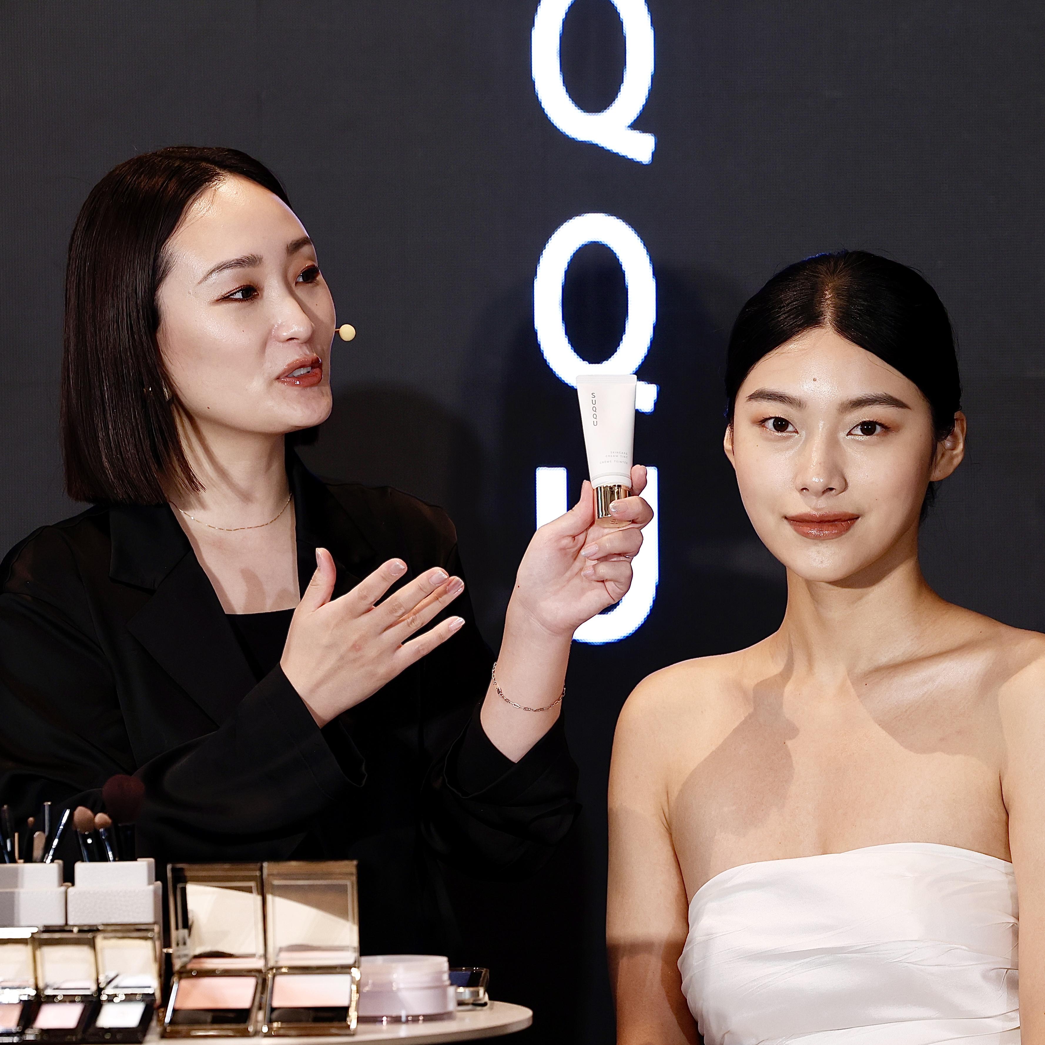 9月才推出的晶采潤澤修顏乳,融合粉底及護膚霜,而且可只用潔面乳清洗,無須使用卸妝產品。