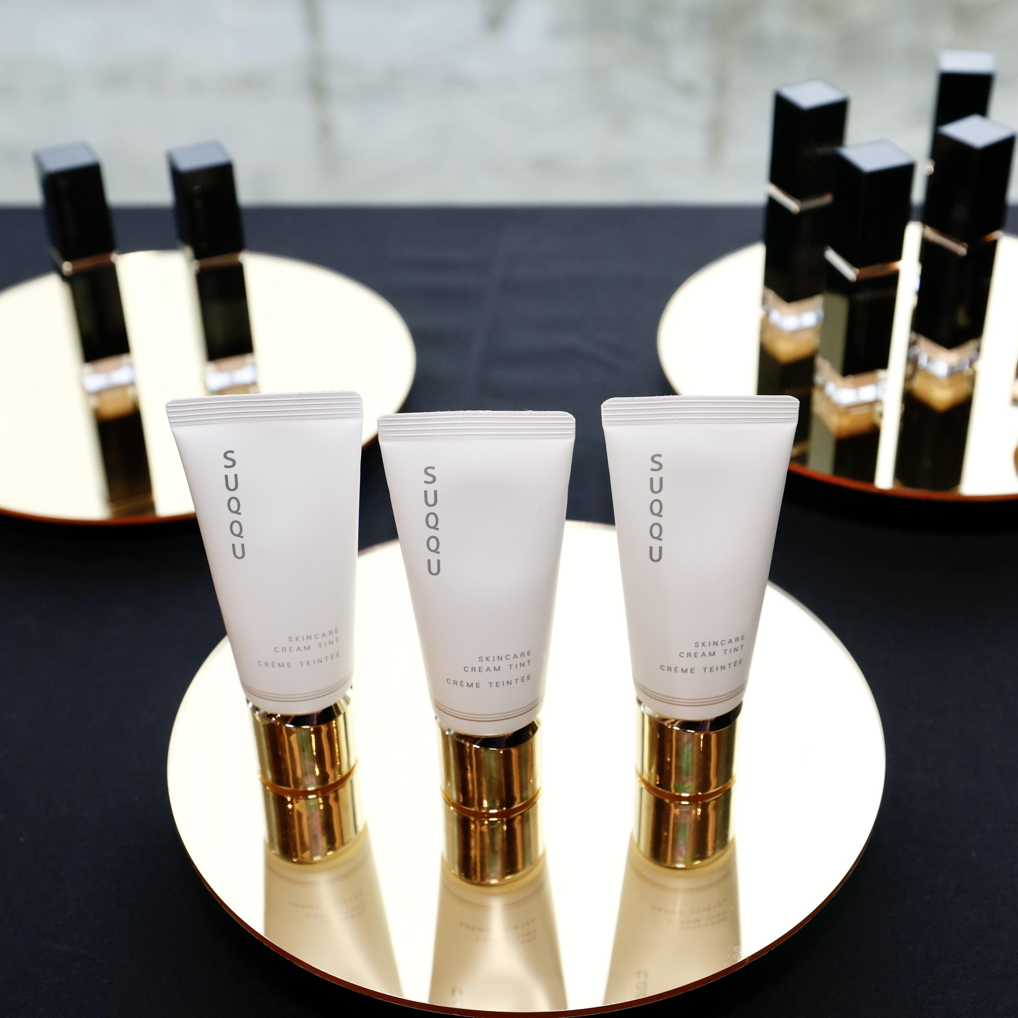 9月才推出的晶采潤澤修顏乳,融合粉底及護膚霜,而且可只用潔面乳清洗,無須使用卸妝產品。