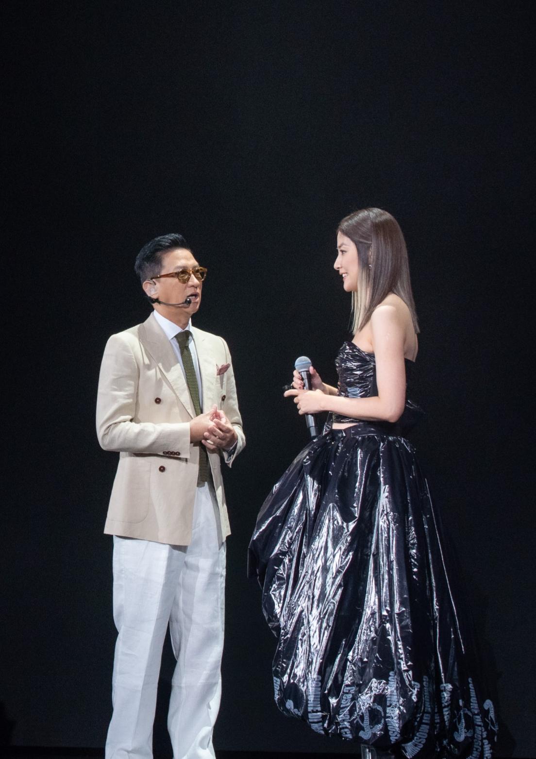 Kelly邀影帝張家輝驚喜登台,兩人合唱經典歌曲《眼睛想旅行》。