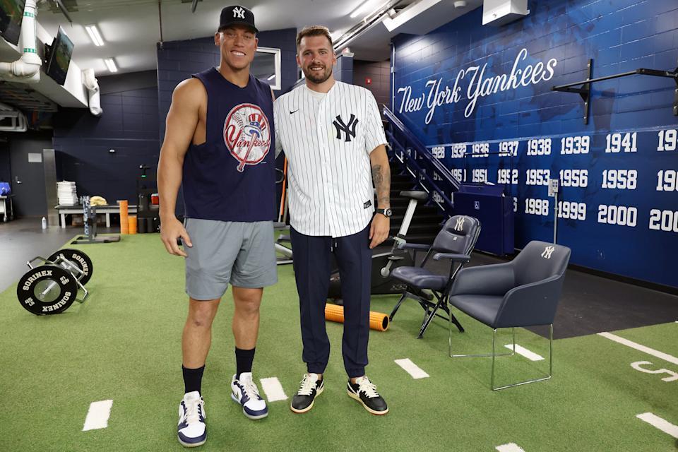 當錫(Doncic)到訪洋基,與棒球名將「法官」艾朗祖迪治(Aaron Judge)合照時明顯修身。