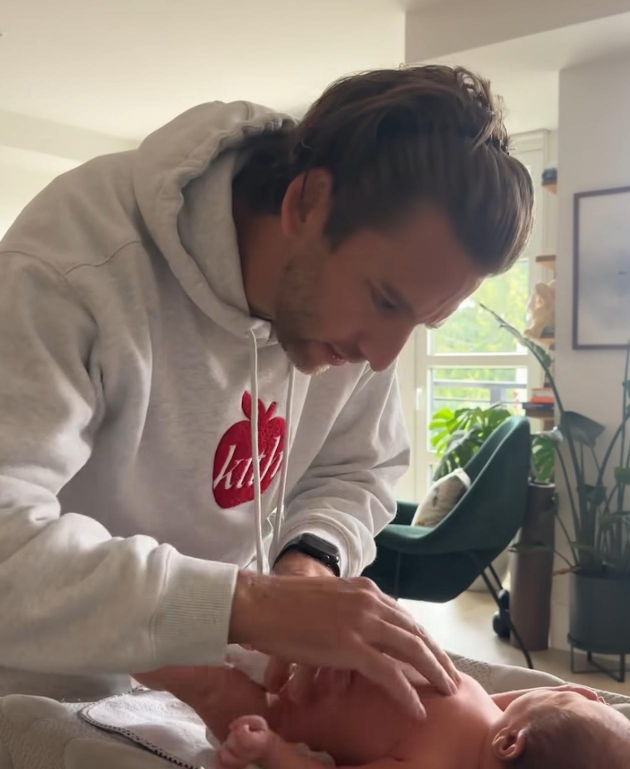 謝婷婷老公Mathew負責換片。