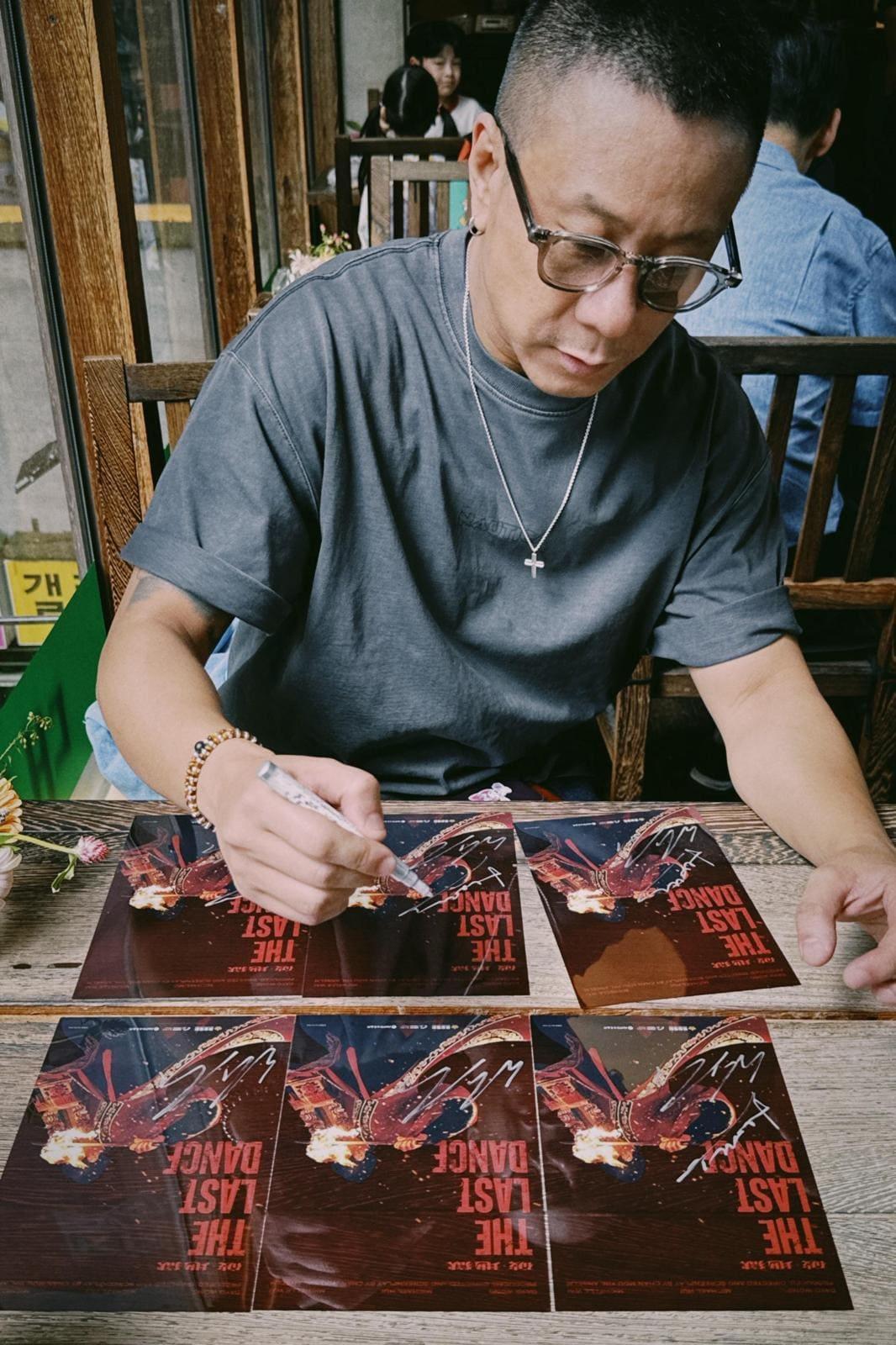 朱栢康五天行程工作之餘,趁機品嚐當地美食,遊覽夜市等,給自己充電。