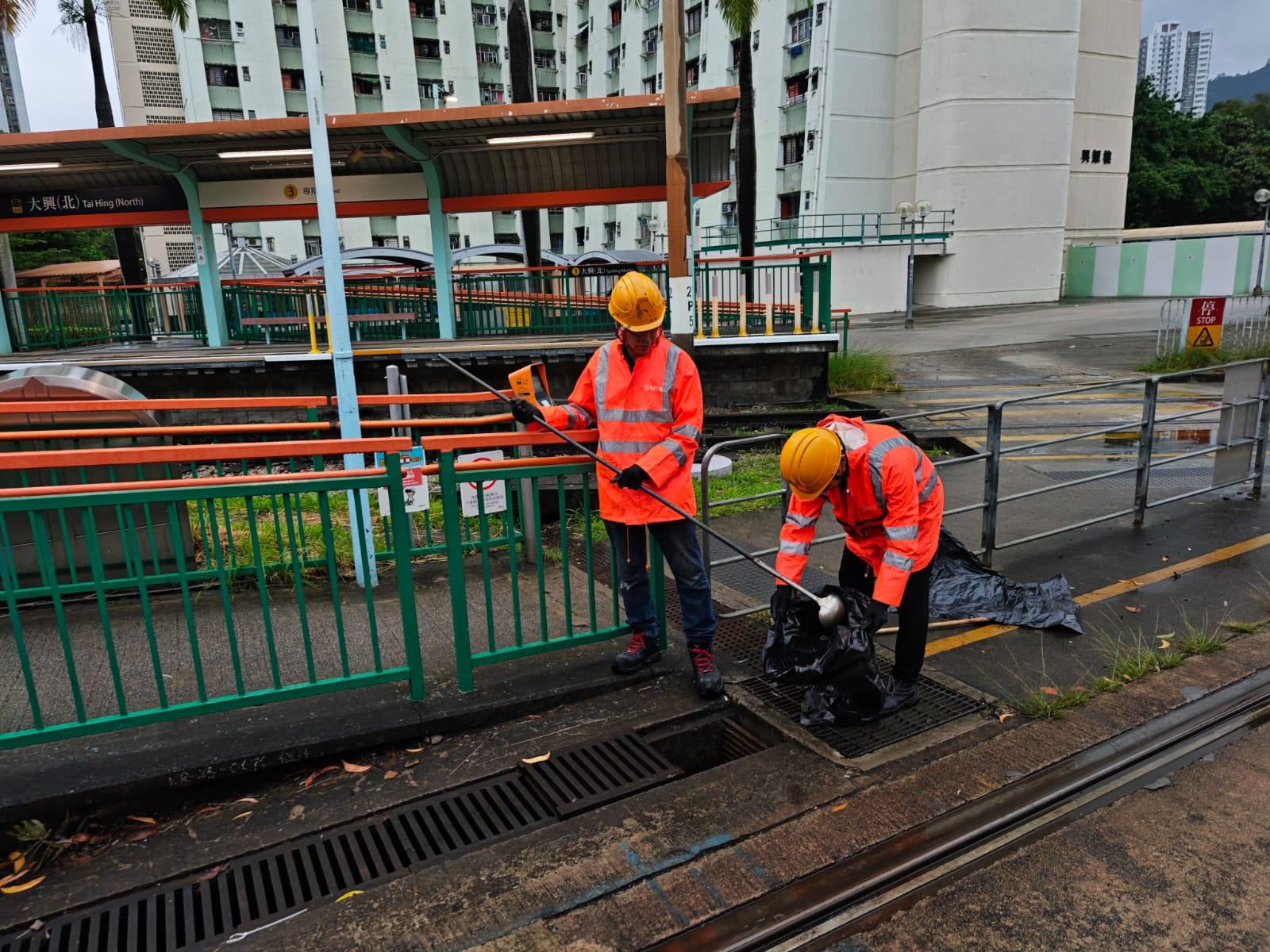 港鐵說,職員已詳細檢查車站的排水系統、附近渠道。(港鐵提供)