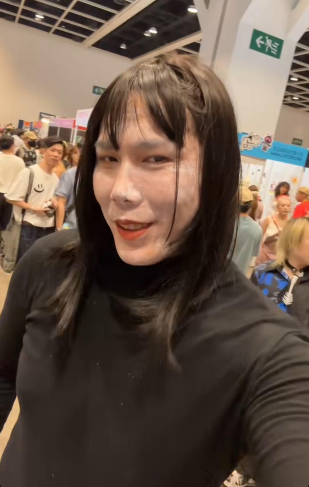 霍哥戴上假髮塗上白面妝變身「霍姐」。