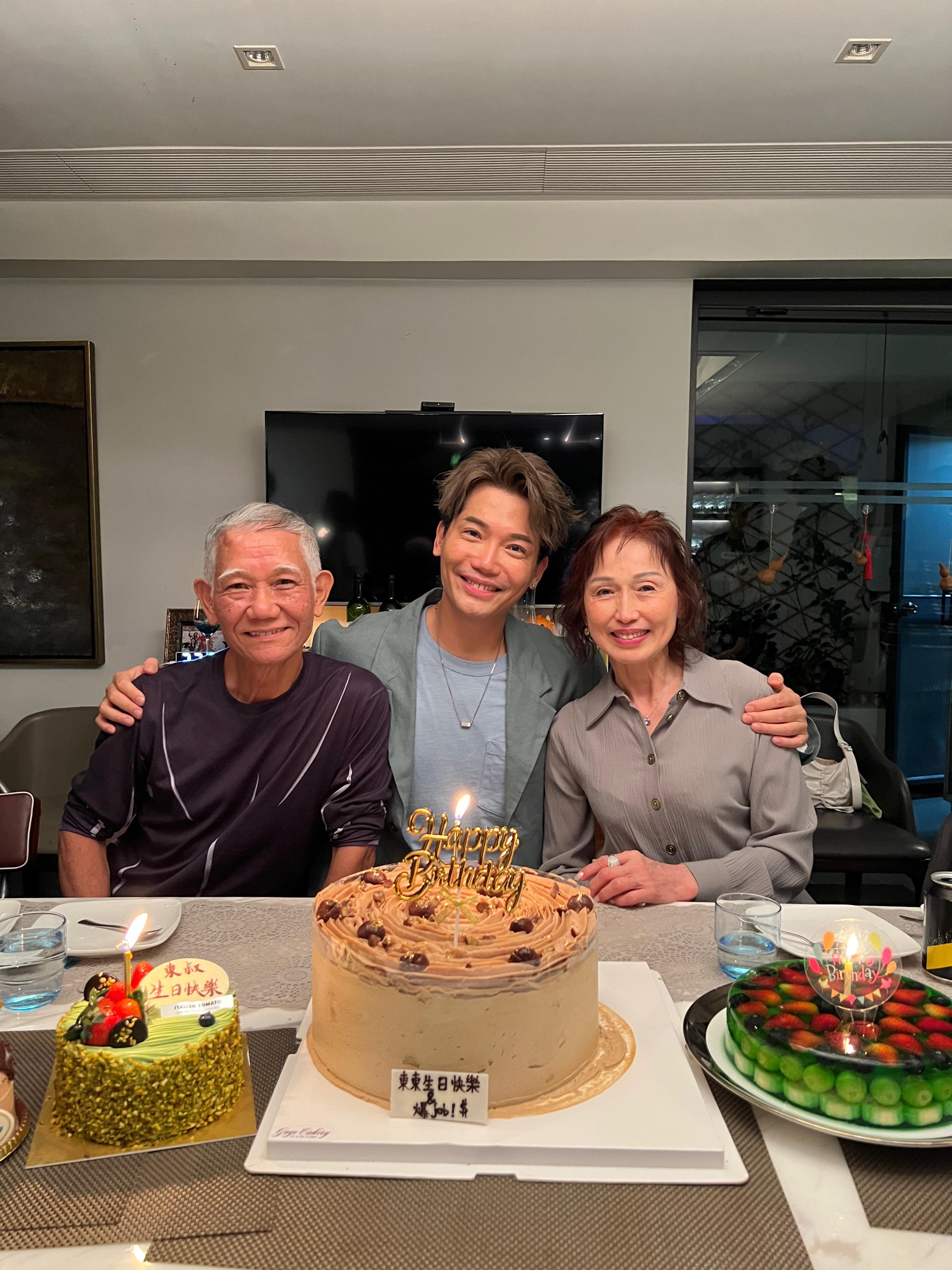 黃建東與父母關係相當好!