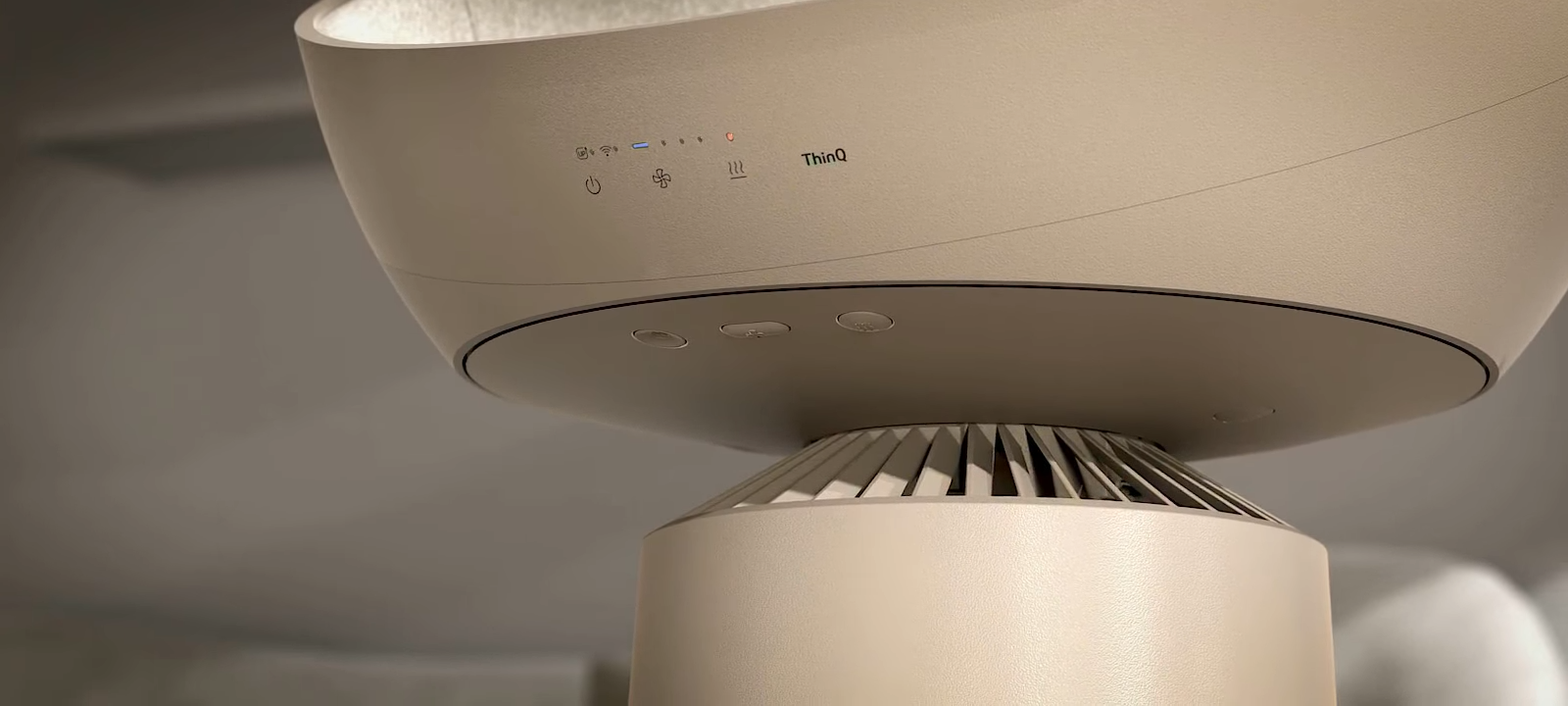 LG PuriCare AeroCatTower按鍵藏在機底防止貓咪誤按。