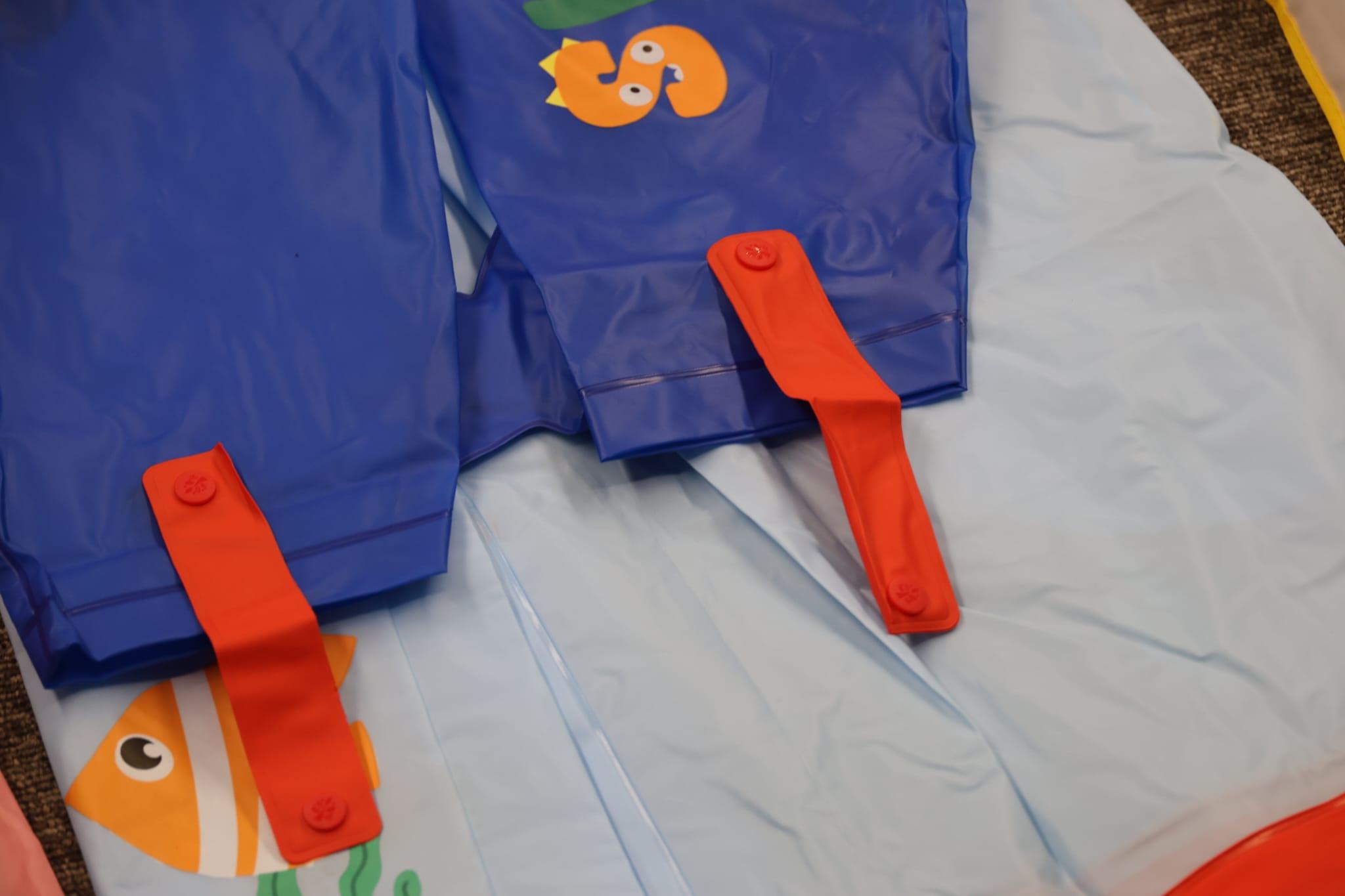 消費者委員會測試市面上14款兒童雨衣及雨披樣本。(林俊源 攝)