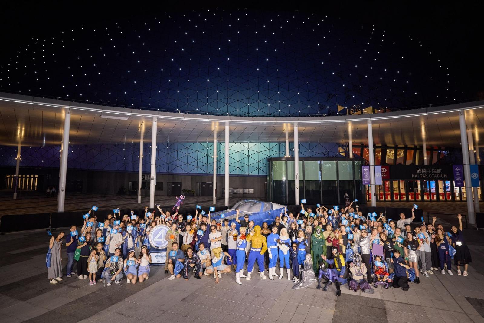 Marvel粉絲大玩cosplay與Fantasticar合照。