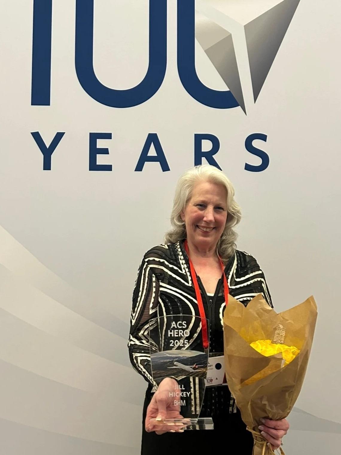 希基在達美航空擔任兼職客服櫃枱人員。(互聯網)