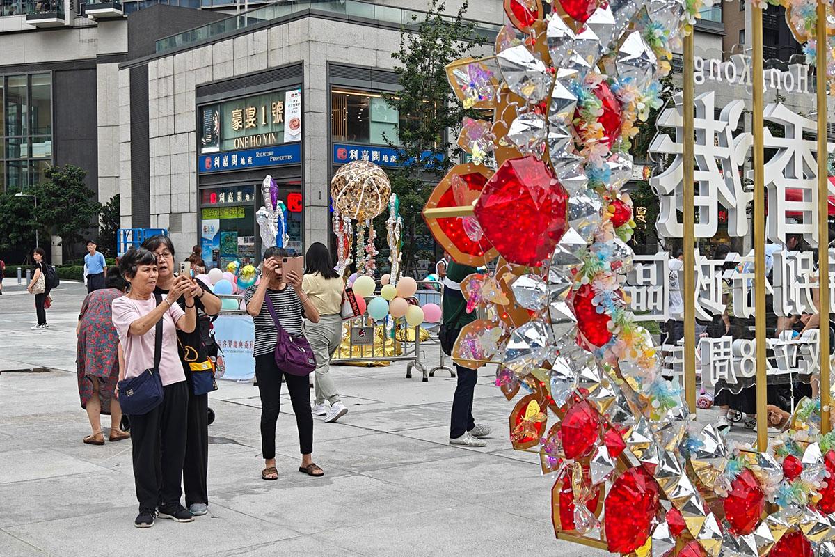 「龍城慶回歸」燈飾展在啟德車站廣場舉行。
