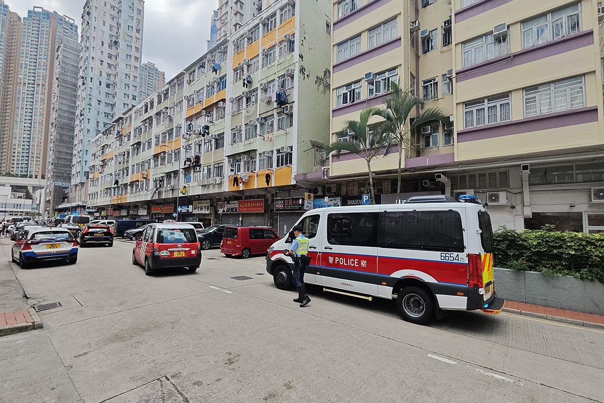 享和街今日不時有警員就違例泊車等行為執法。