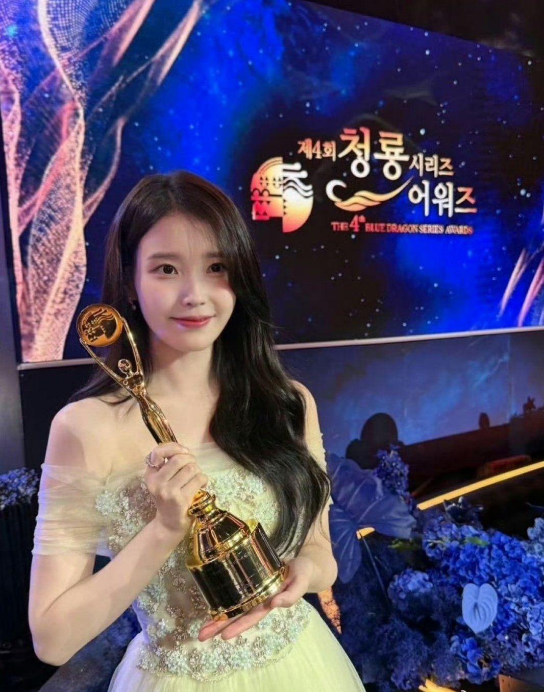 IU憑住《苦盡柑來遇見你》拿下青龍視后。