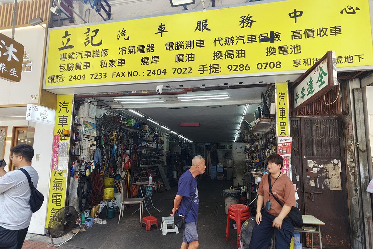 黃太(右)說,一直有勸員工與司機以和為貴、「唔好咁易嬲」。