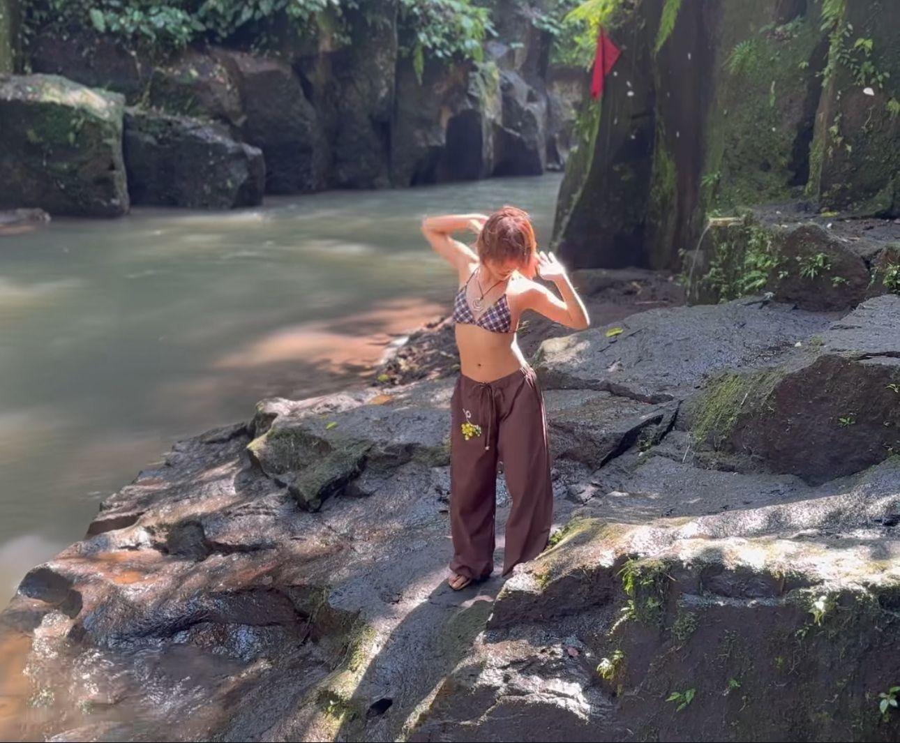 moon tang激罕性感示人。