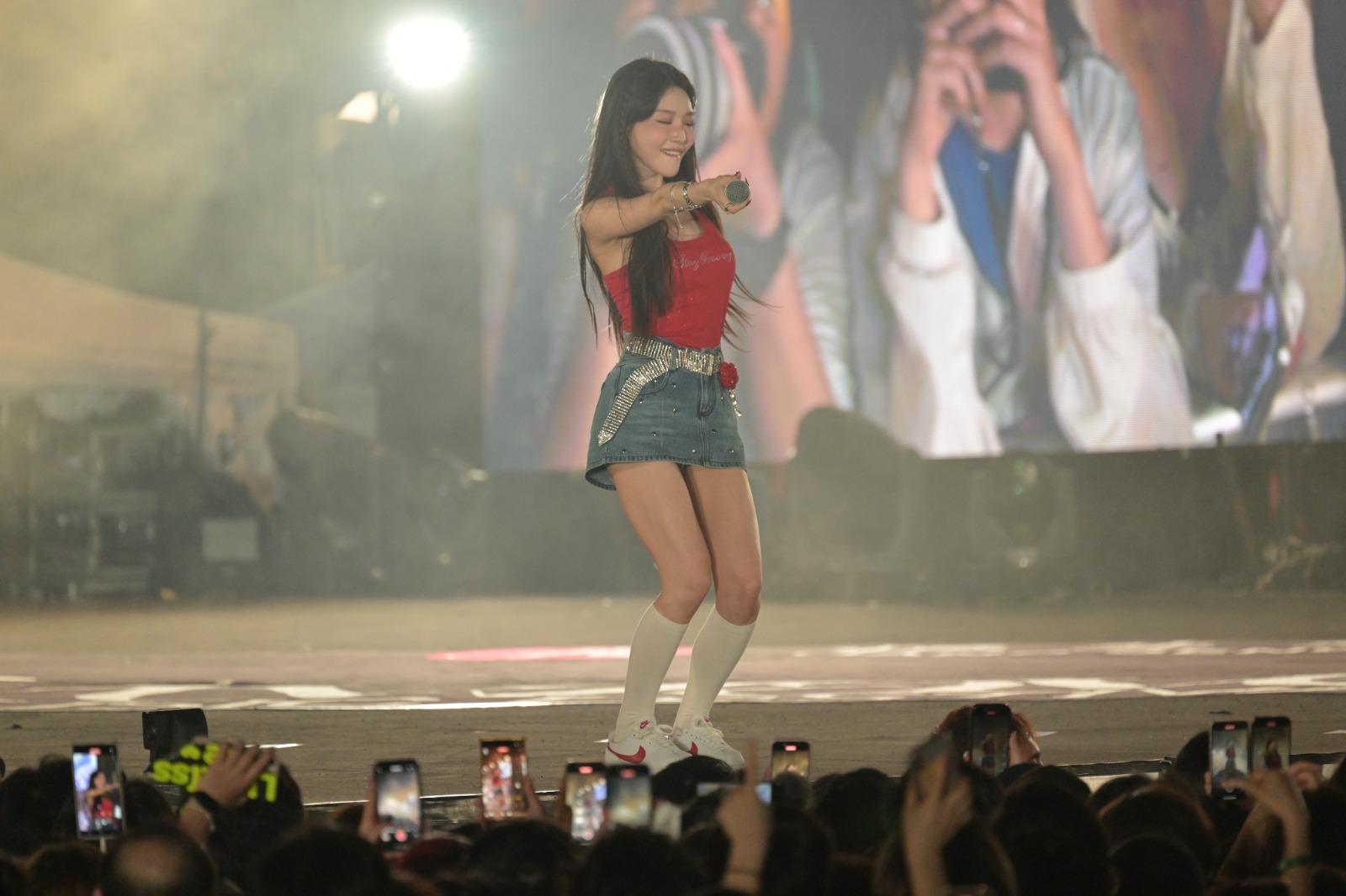 請夏身穿紅色背心和熱褲出場,瞬間點燃全場激情。