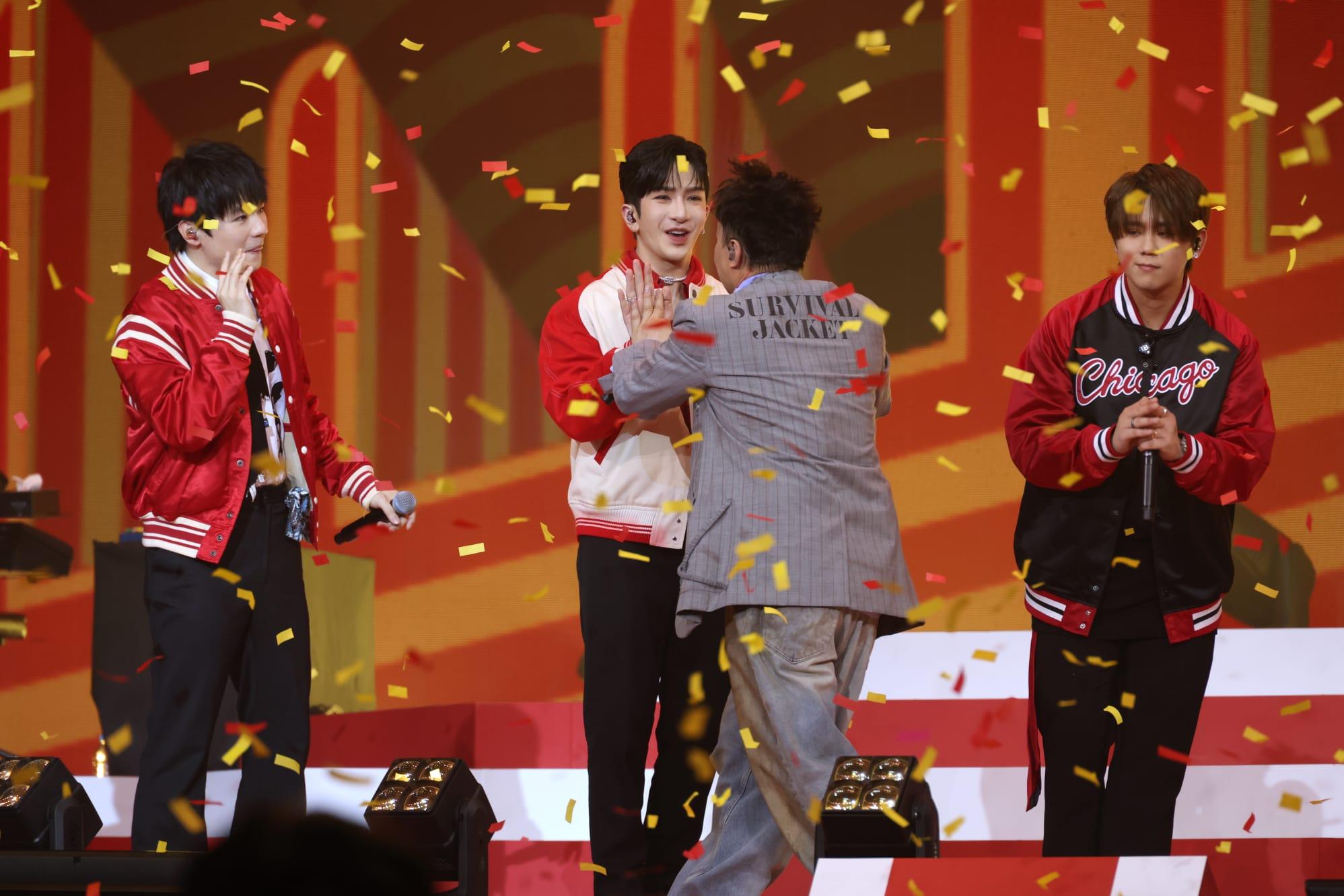 Eason完成表演後,逐一與MIRROR成員擁抱或擊掌。(林俊源攝)