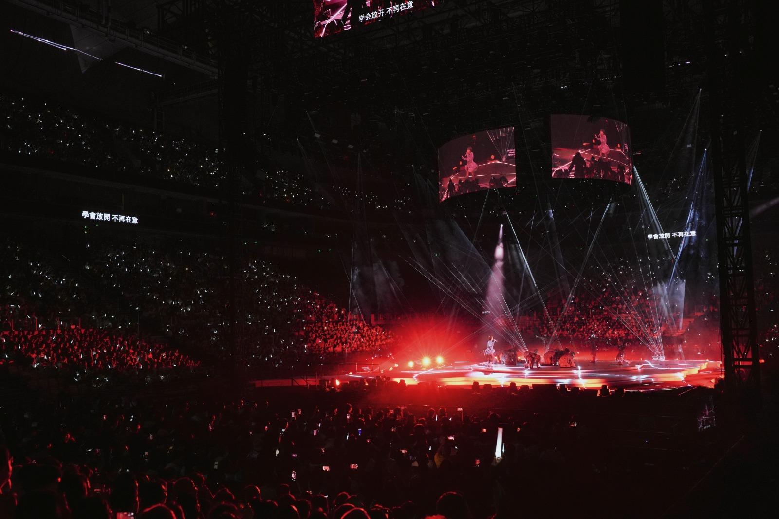 陳慧嫻相隔九年再開上海show,燈海應援勁感動。