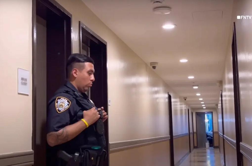 警員在案發單位外的走廊把守。(互聯網)