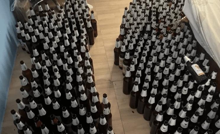 死者房間內過百啤酒樽整齊地排列在地上,十分離奇。(互聯網)