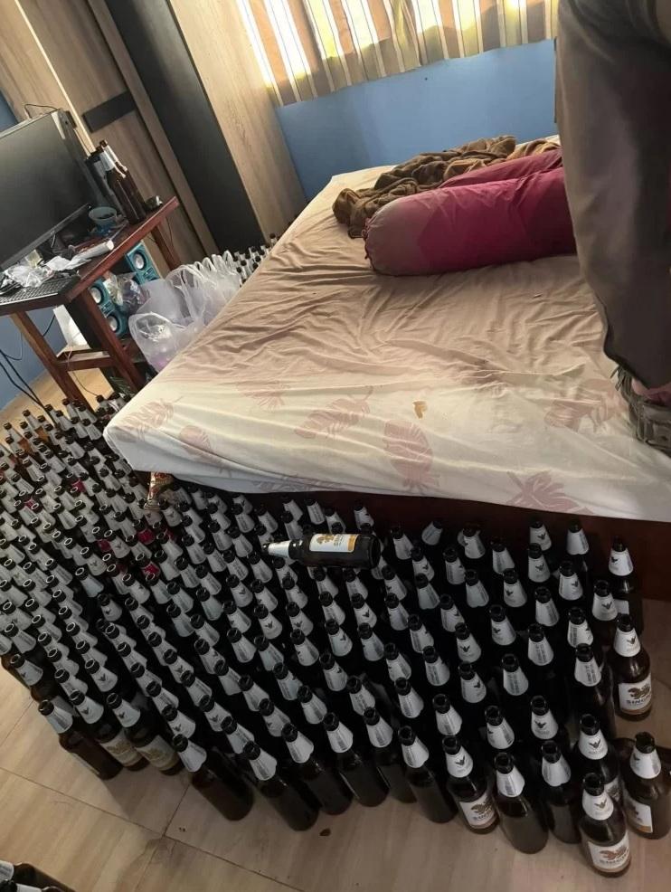 死者床邊整齊地放著過百啤酒樽。(互聯網)