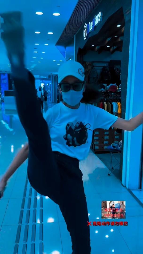 楊思琦行商場李小龍上身離奇擘腿。