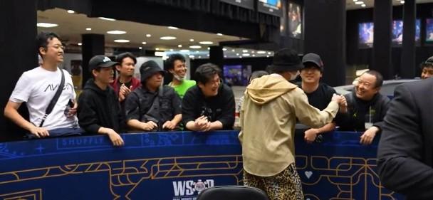 田中圭被認出後,獲現場人士打氣支持。