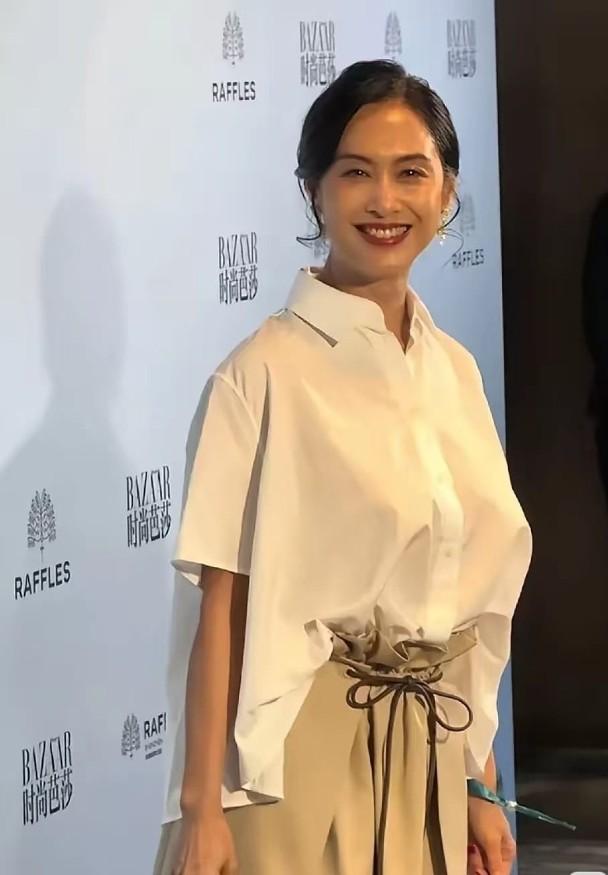 最近朱茵出席晚宴活動時身穿白色恤衫現身,她的上圍離奇豐滿遭網民質疑。