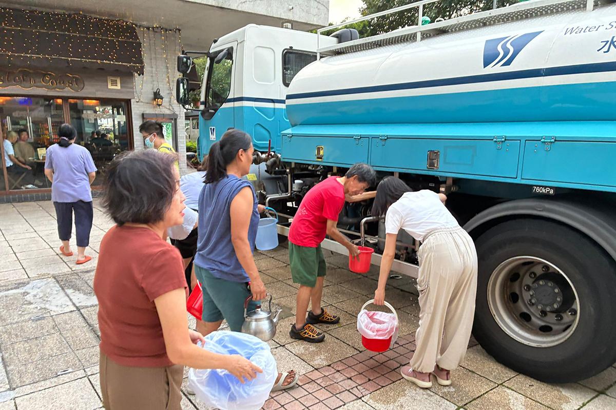 受影響居民到水務署水車取食水。(梁熙FB)