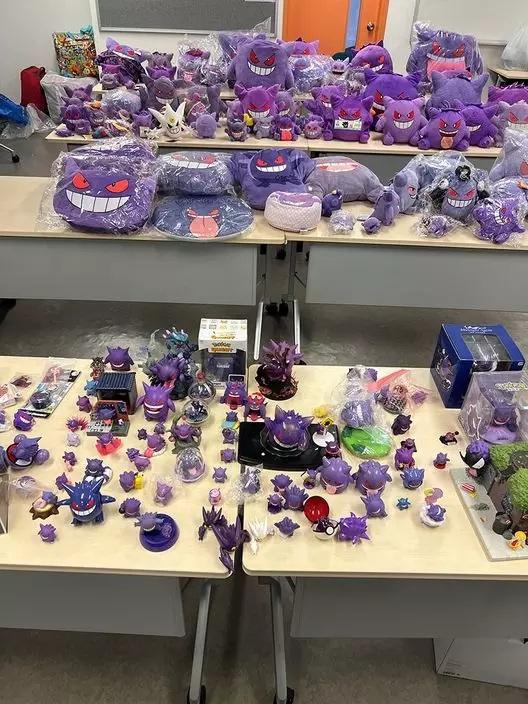 曾卓迪的「耿鬼」收藏品眾多,包括卡片、服裝、毛公仔、餐具及文具等。(Guinness World Records 網站圖片)