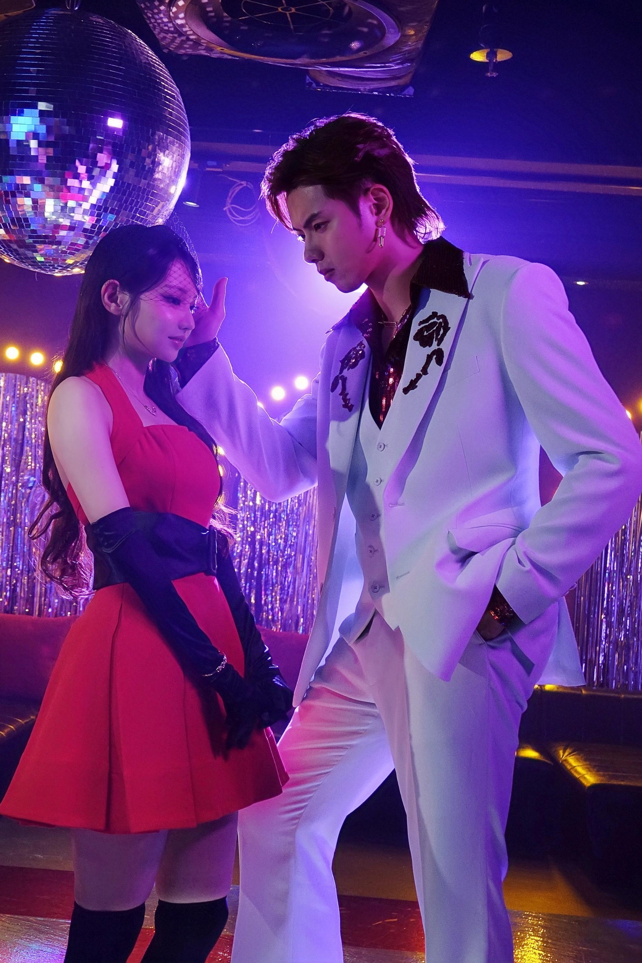 193郭嘉駿在新歌《I Just Wanna Dance》MV化身「貓王3」,與Day@COLLAR大展舞姿。