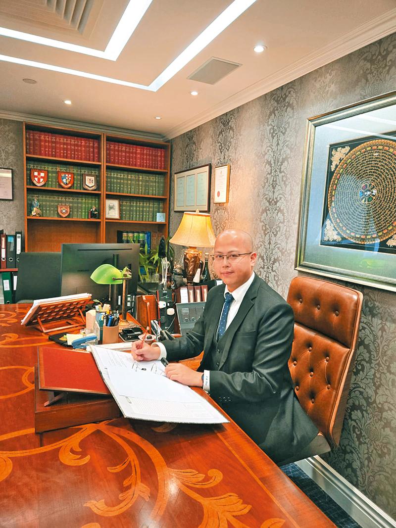 紹軒利用專業法律知識助市民解困。(《警聲》)