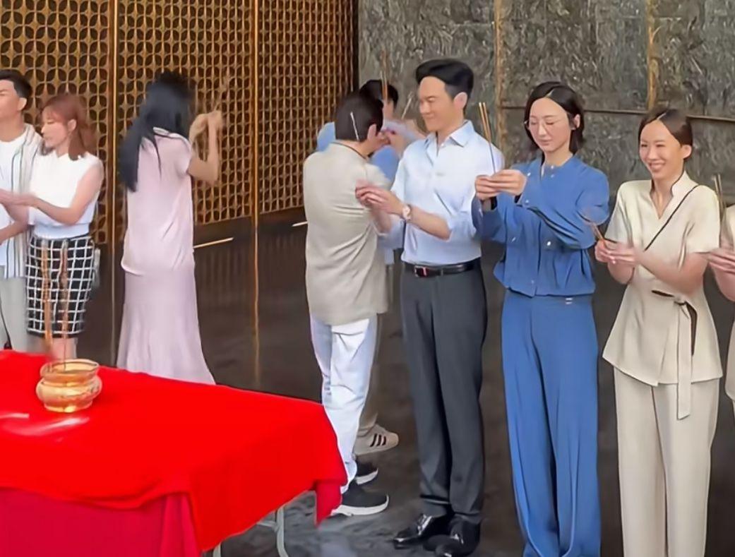 日前有網民在小紅書分享於珠海巧遇《璀璨之城》有份參演的演員低調出席開鏡儀式,照片中可見吳卓羲和張智霖亦有現身出席。