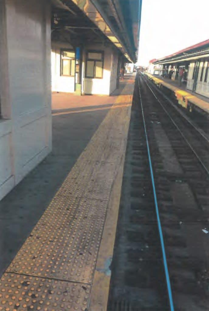 紐約地鐵Parkchester站南向6號線月台地面破損。(網上圖片)