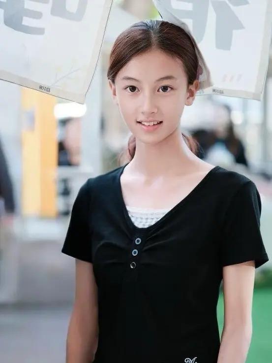 河南南陽15歲美少女網紅七七神似張栢芝
