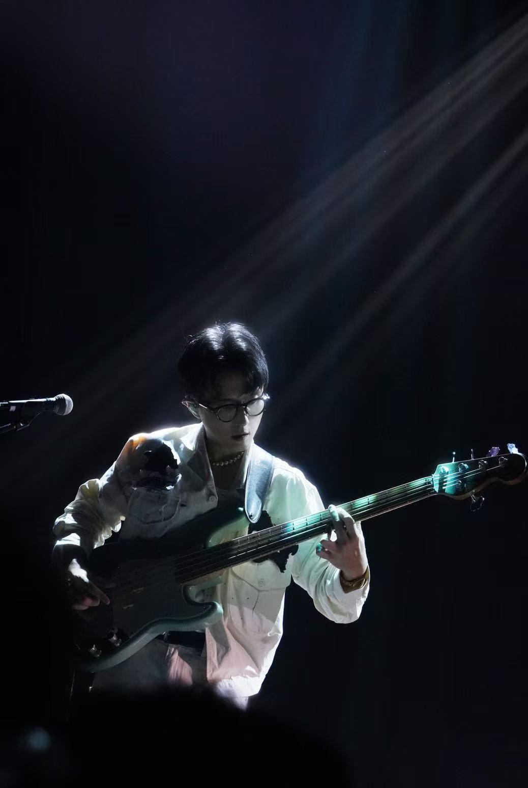 兩度入圍《金音獎》「最佳樂手」的Marcus Tsao(曹瑋) ,bass彈奏功架十分groove,是今次J.U.N.K. UNiT的一員。