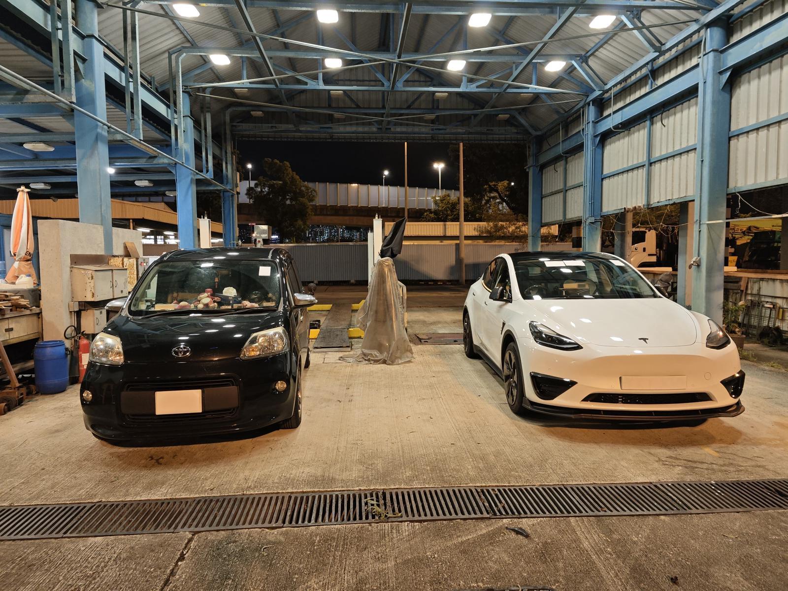 2輛私家車被扣查。