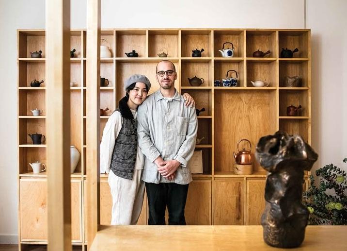 美國加州抹茶café「Kettl Tea」老闆曼根與伴侶。(互聯網)