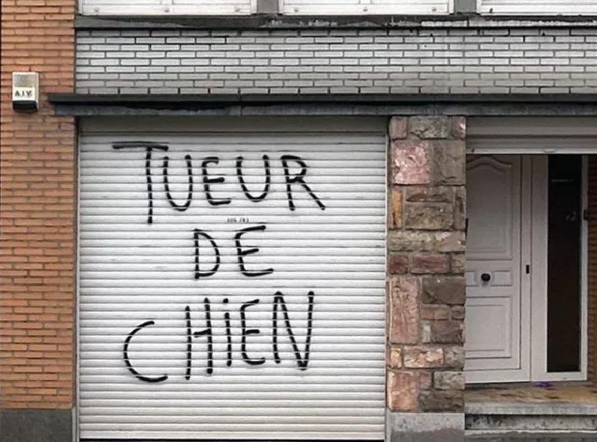 涉事男子的住所被人噴上抗議字句。(互聯網)