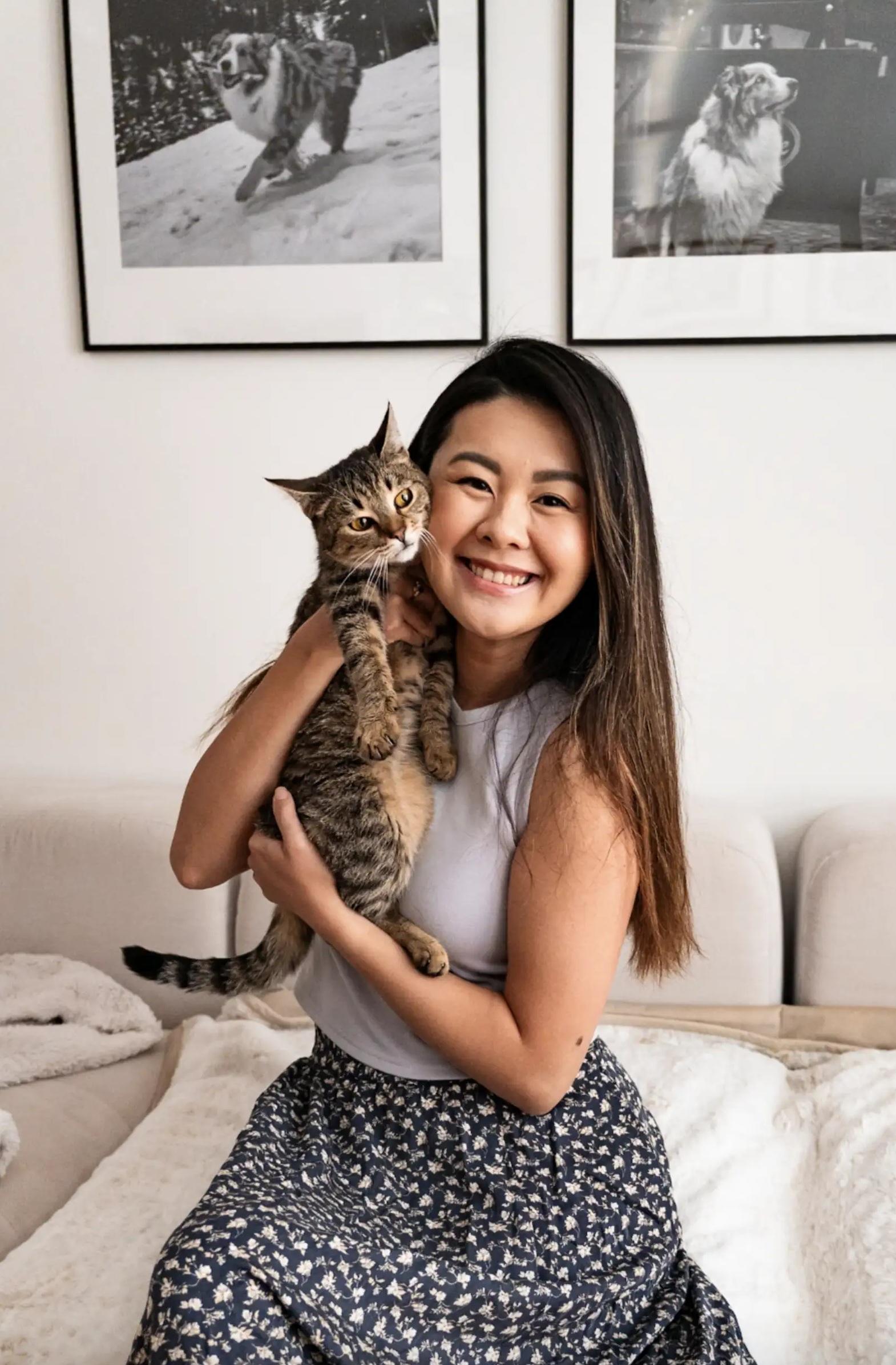 鮑爾斯機緣巧合下幫Sissy找到兄弟Toto,並為Toto治好病。(互聯網)