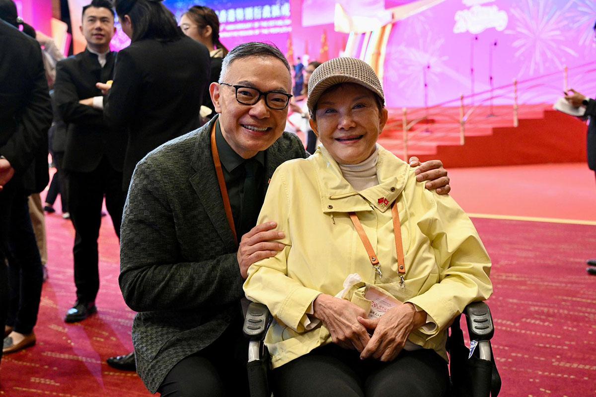 謝偉俊(左)與白韻琹(右)出席回歸28周年慶祝酒會。(謝偉俊FB)