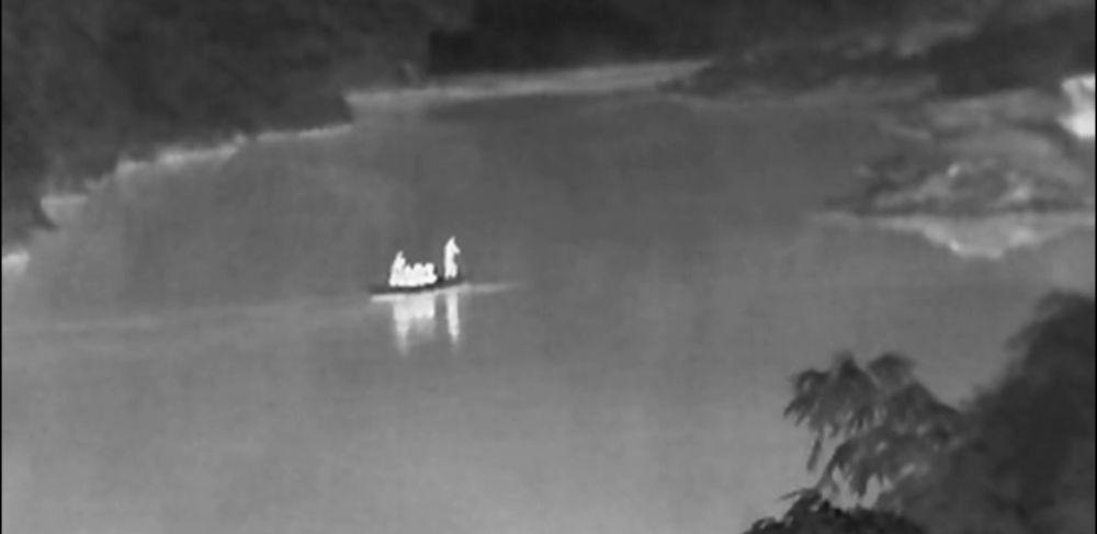 涉嫌偷渡疑犯企圖搭乘漁排入境。