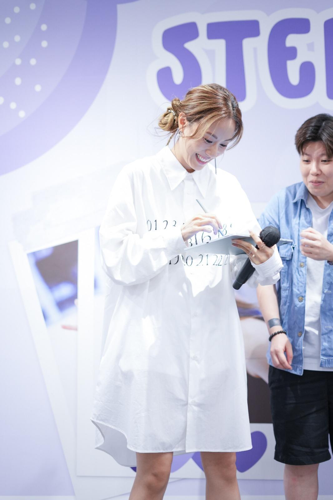 Stephy席上與歌迷大玩遊戲及近距離接觸。