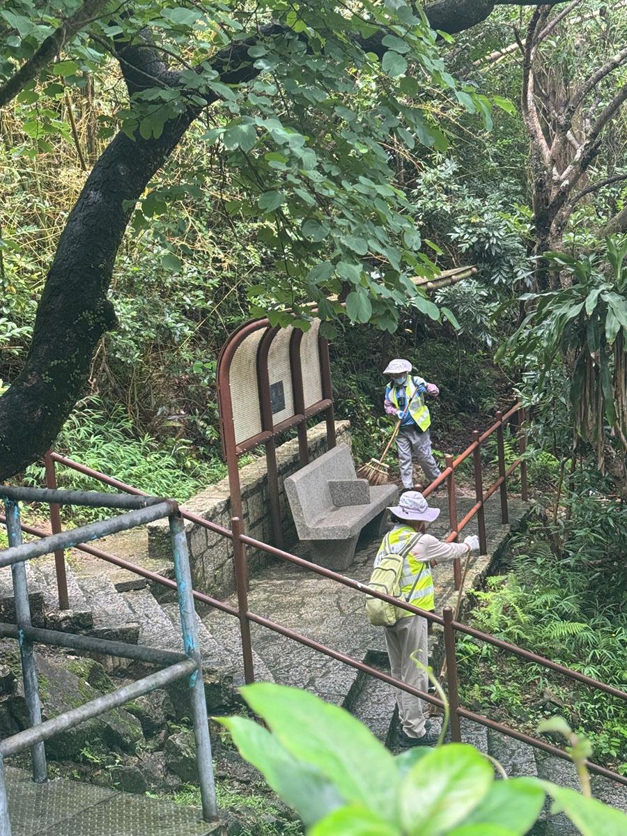 有市民早前發現有食環署外判清潔工人,在飛鵝山直接把垃圾掃進山坡而未有妥善收集。(Threads用戶「the_night_spyder」圖片)