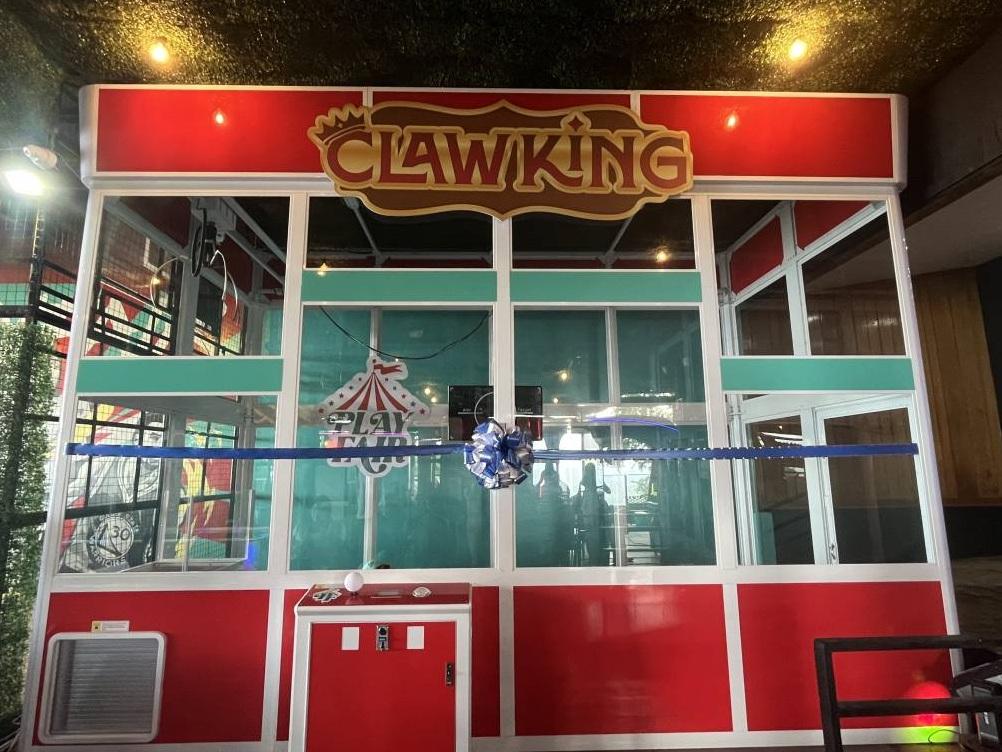 菲律賓宿霧的「爪王」(Claw King)夾公仔機,將挑戰健力士世界紀錄。(互聯網)