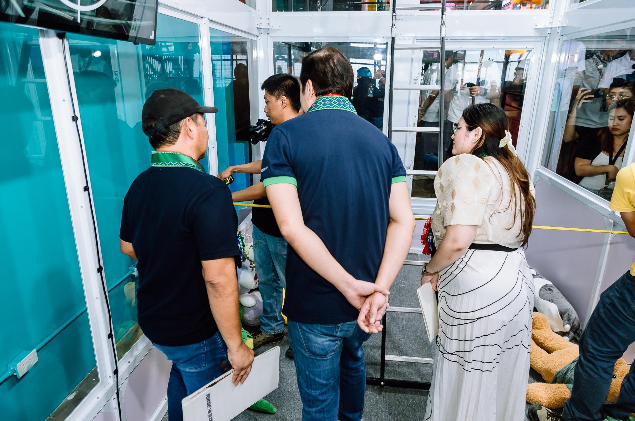 菲律賓宿霧的「爪王」(Claw King)夾公仔機,將挑戰健力士世界紀錄,工作人員量度其尺寸。(互聯網)