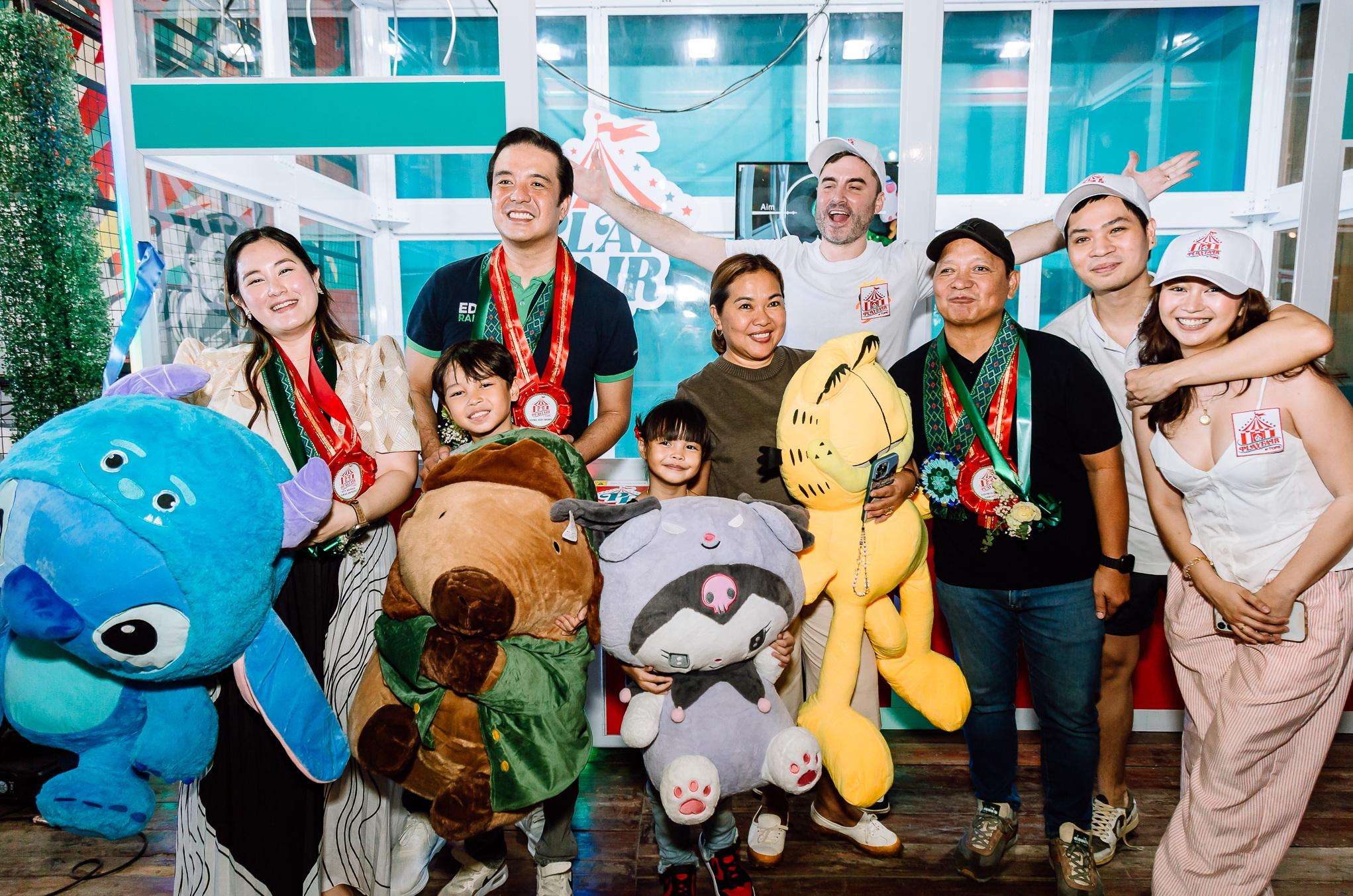 菲律賓宿霧的「爪王」(Claw King)夾公仔機,將挑戰健力士世界紀錄,有得玩,大人小朋友都歡喜。(互聯網)